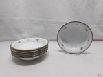 Jogo de 6 pratos fundos em porcelana Noritake, guirlanda floral com ouro. Medindo 19cm de diâmetro.