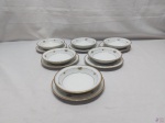 Jogo de 6 pratos de consume com prato de pão em porcelana Noritake, guirlanda floral com ouro. Medindo os pratos de consume 14cm de diâmetro x 3cm de altura e os pratos de pão 16cm de diâmetro.