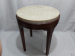 Pequena mesa de canto em madeira marchetada com tampo em mármore. Medindo 36cm de diâmetro x 42,5cm de altura.