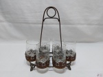 Jogo de 6 copos de aperitivo em cristal lapidado com suporte em metal dourado. Medindo o suporte 23cm x 14,5cm x 25cm de altura e os copos 8,5cm de altura.