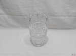 Vaso floreira em cristal ricamente lapidado. Medindo 12,5cm de diâmetro de boca x 20cm de altura. Perfeitas condições, lindíssima peça.