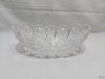 Fruteira, centro de mesa tipo navete em cristal ricamente lapidado. Medindo 31cm x 17,5cm x 11,5cm de altura.