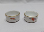 Par de manteigueiras em porcelana Alemã floral com friso ouro. Medindo 5cm de diâmetro x 2,5cm de altura.