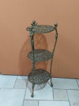 Floreira, cantoneira com 3 andares em bronze trabalhado. Medindo 24,5cm de diâmetro x 71,5cm de altura. Peça pesada.