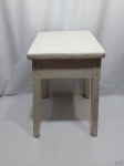 Banco, banqueta em madeira com patina branca. Medindo 30cm x 30cm x 52cm de altura.