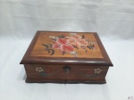 Caixa retangular para costura  em madeira com pintura floral, acompanha chaves. medindo: 25,5 x 20 x 9 cm de altura. Necessita reparos.