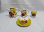 Jogo de 4 peças de servir chá café em porcelana inglesa floral. Composto de bule, leiteira, açucareiro e manteigueira. Medindo o bule 15cm de altura x 13cm de diâmetro de base. Bule com leve bicado na alça.
