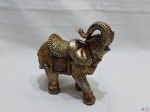 Enfeite na forma de elefante indiano em resina. Medindo 21cm de comprimento x 20cm de altura.
