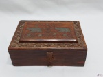 Caixa retangular decorativa em madeira com apliques em metal e entalhe na tampa. Medindo 18cm x 13cm x 6cm de altura.