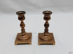 Par de castiçais em metal torneado. Medindo 7cm x 7cm de base x 13cm de altura.