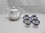 Lote composto de bule em porcelana branca facetada e 6 xícaras com 4 pires em porcelana Renner Medaillon. Medindo o bule 24cm bico alça x 19cm de altura.