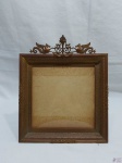 Lindo porta retrato em bronze ricamente trabalhado com relevos, possivelmente Francês. Medindo a moldura 29,5cm x 24,5cm