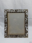 Lindo porta retrato em metal prateado ricamente trabalhado. Medindo a moldura 31,5cm x 26,5cm