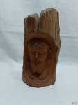 Entalhe na forma de Cristo em madeira. Medindo 25cm de altura.
