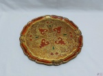 Bandeja redonda em madeira com pintura veneziana. Medindo 33,5cm de diâmetro.