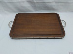 Enorme bandeja retangular em madeira com alças e borda em metal. Medindo 50,5cm x 34,5cm x 59cm alça alça.