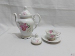 Jogo de bule de café, uma xícara de café com pires e uma tampa em porcelana Schmidt floral com friso ouro. Medindo 18cm de altura.