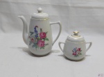 Bule de café com açucareiro em porcelana Rami floral com friso ouro. Medindo o bule 18cm de altura.