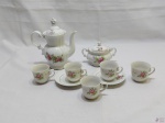 Jogo de bule de café, açucareiro, 5 xícaras e 2 pires em porcelana Real, floral com ouro. Medindo o bule 18cm de altura.