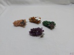 Lote de 4 cachos de uvas decorativo em pedras coloridas. Medindo a verde 8,5cm de comprimento.