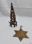 Lote composto de enfeite judaico e estrela de Davi em metal dourado. Medindo o enfeite 25,5cm de altura.