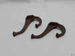 Par de cabideiros duplo para pendurar na parede em bronze. Medindo 16cm de altura x 10,5cm de profundidade.