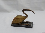 Escultura na forma ave em bronze com base em madeira. Medindo 15,5cm x 5,5cm de base x 13,5cm de altura.