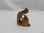 Escultura de mulher sentada em bronze. Medindo 11cm de altura.