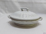 Legumeira oval com 2 alças e tampa em porcelana inglesa canelada. Medindo 25cm alça alça x 6,5cm de altura sem a tampa.
