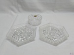 Lote de 2 petisqueiras facetadas e bowl em vidro moldado. Medindo a petisqueira 19,5cm de diâmetro.
