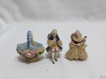 Lote de 3 bibelots em porcelana, sendo um cavaleiro antigo, uma dama antiga e uma cesta trabalhada com relevos. Medindo a dama 7cm de altura.