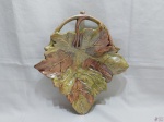 Enfeite, centro de mesa na forma de folha em cerâmica. Medindo 36cm x 31,5cm.