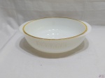 Travessa redonda bowl em vidro opalinado Termo-Rey, modelo gravata branca. Medindo 26cm de diâmetro x 8cm de altura.
