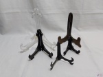 Lote de 5 suportes para prato decorativo, em plástico e acrílico e tamanhos diversos. Medindo o maior 24cm de altura.