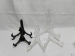 Lote de 5 suportes para prato decorativo, em plástico e acrílico e tamanhos diversos. Medindo o maior 24cm de altura.
