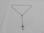 Terço com pontas em cristal e acabamento em metal prateado. Medindo 51cm de comprimento.