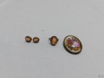Par de brincos e anel em prata de lei com camafeu em madrepérola e broche com camafeu em porcelana francesa de Limoges com cena galante. Medindo o camafeu 4,5cm x 3,2cm.