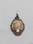 Pingente em prata de lei com camafeu em porcelana alemã Rosenthal com pintura floral. Medindo 7,5cm x 4cm