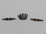 Lote de 3 broches em prata de lei. Pesando ao todo 11 gramas, medindo a coroa 3,5cm x 2,7cm.