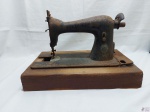 Carcaça de antiga maquina de costura Singer.