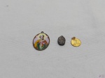 Lote composto de pequeno pingente com sagrado coração em prata de lei, camafeu em porcelana com imagem de São Pedro, etc. Medindo o camafeu 4cm x 3cm.