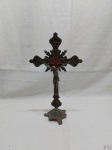 Crucifixo com imagem de Cristo em metal ricamente trabalhado com relevos. Medindo 33,5cm de altura x 20cm de largura.
