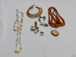 Lote de diversas bijuterias, composto de colares, pulseiras, etc.