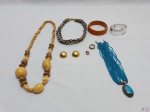 Lote de diversas bijuterias, composto de colares, pulseiras, etc.