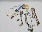 Lote de diversas bijuterias, composto de colares, pulseiras, etc.