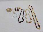 Lote de diversas bijuterias, composto de colares, pulseiras, etc.
