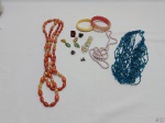 Lote de diversas bijuterias, composto de colares, pulseiras, etc.