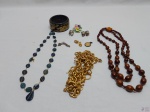 Lote de diversas bijuterias, composto de colares, pulseiras, etc.