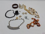 Lote de diversas bijuterias, composto de colares, pulseiras, etc.
