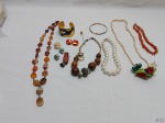 Lote de diversas bijuterias, composto de colares, pulseiras, etc.
